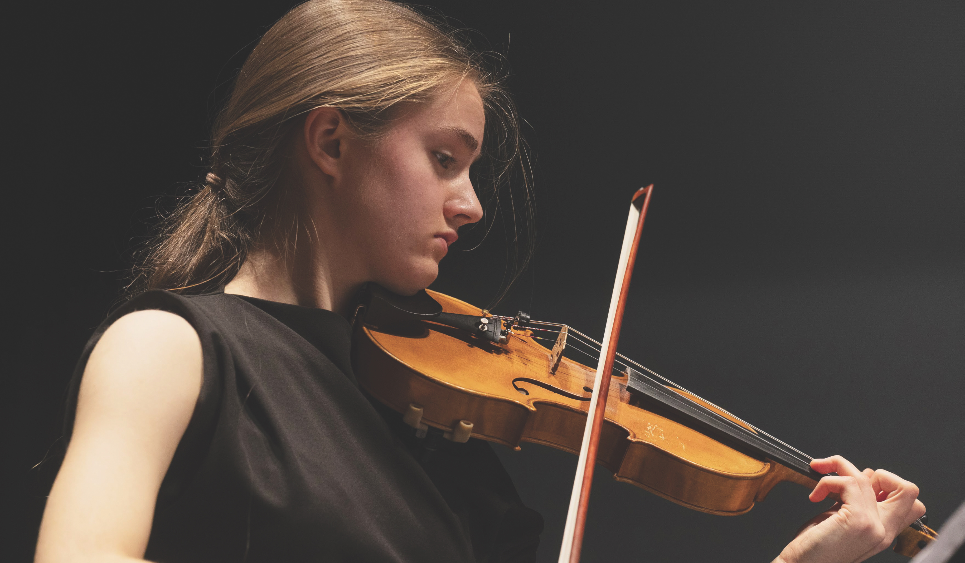 Junge Frau spielt Geige