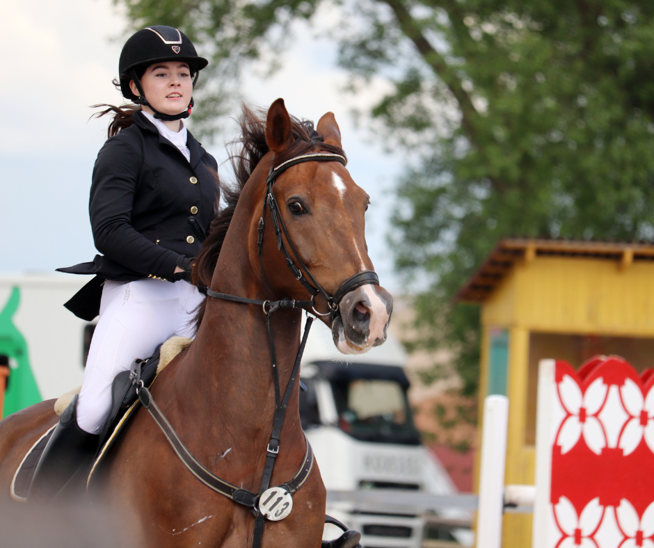 Frau auf Pferd im Turnier