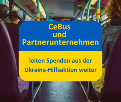 Sitzreihen in einem Bus mit einem Schriftzug "CeBus und Partnerunternehmen leiten Spenden aus der Ukraine-Hilfsaktion weiter" auf einer stilisierten ukrainischen Flagge