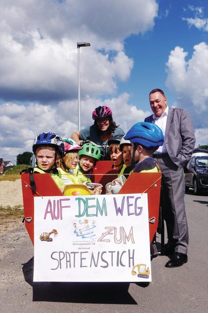 eine Gruppe von Menschen, die um ein Zeichen stehen
