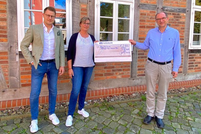 Scheckübergabe an den 1. Gemeinderat Dirk Burghardi durch Ina Boy und Jannik Randolph