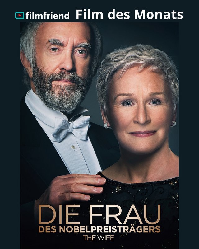 Filmfriend-Film des Monats Oktober – „Die Frau des Nobelpreisträgers“ Porträt eines älteren Paares in Abendkleidung mit Text „Die Frau des Nobelpreisträgers – The Wife“.