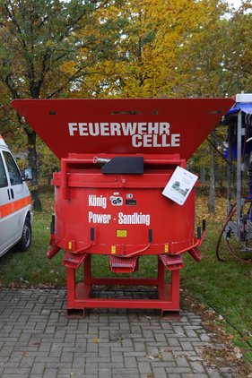 Hochwasseraktionstag Rote Maschine mit der Aufschrift "Feuerwehr Celle" und weiteren Texten auf einem Schild.