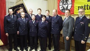 Alle beförderten Kameraden mit dem Gemeinde-/stellv. Kreisbrandmeister Willi Lucan (erster von rechts ), dem Bürgermeister Dirk Oelmann (zweiter von rechts)  dem stellv. Ortsbrandmeister Volker Behr (dritter von rechts) und dem Ortsbrandmeister Ulrich M