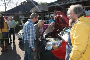 Bürgerinnen und Bürger aus dem Aller-Leine-Tal schauen, was der Renault Kangoo, das Elektroauto des Tagungshaus Drübberholz aus Dörverden, unter der Haube hat.