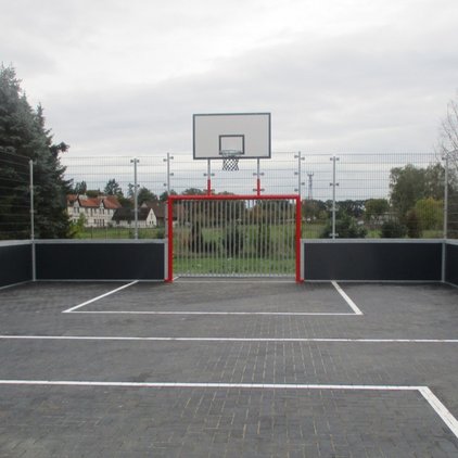 ein Fußballplatz mit einem Basketballkorb