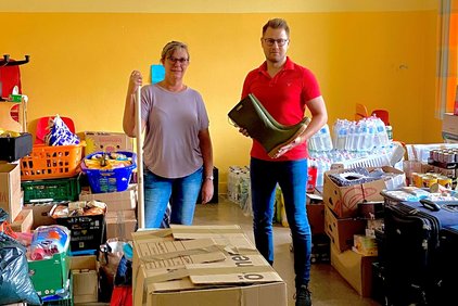 Aktion zu Gunsten der Flutopferhilfe Ina Boy und Jannik Randolph bei der Vorsortierung der Sachspenden im Lagerraum