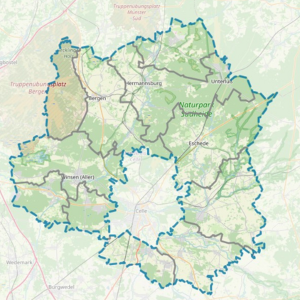 Umriss und Lage des Naturparks Südheide, mit Städten wie Celle und Hermannsburg, sowie umliegenden Gebieten.