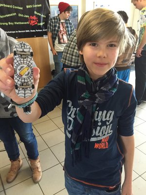Aaron mit seinem limitierten Fingerboard
