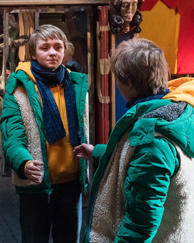 Zwei Jungen sehen sich gegenseitig an, Titel „Unheimlich perfekte Freunde“.
