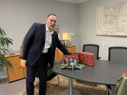 Und gewonnen hat ... Bürgermeister Oelmann zieht aus den Einsendungen zum Adventskalenderrätsel einen Gewinner