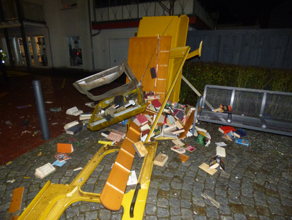 Trümmer des gesprengten Bücherschrankes