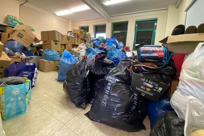 Aktion zu Gunsten der Flutopferhilfe Sachspenden in Plastiksäcken und Kartons in einem Lagerraum