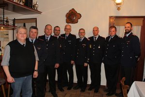 Die geehrten, beförderten und neugewählten Kameraden der Ortsfeuerwehr Meißendorf mit ihren Gästen. v.l.n.r.: Ortsbürgermeister Wilhelm Köhler, Stellv. Gemeindebrandmeister Oliver Hermann, Mark Grabow, Michael Bauer, Frans von Hörsten, Gemeindebra Die geehrten, beförderten und neugewählten Kameraden der Ortsfeuerwehr Meißendorf mit ihren Gästen. v.l.n.r.: Ortsbürgermeister Wilhelm Köhler, Stellv. Gemeindebrandmeister Oliver Hermann, Mark Grabow, Michael Bauer, Frans von Hörsten, Gemeindebra