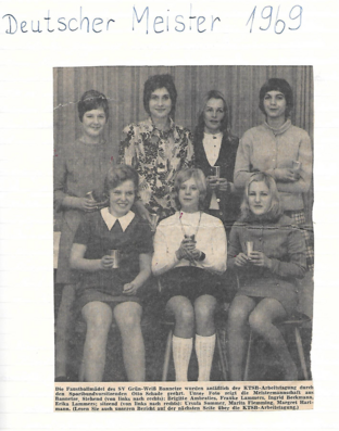 Deutscher Meister 1969 – Faustball-Team des SV Grün-Weiß Bannetze. Schwarz-weiß-Zeitungsausschnitt von 1969 mit dem Faustball-Team des SV Grün-Weiß Bannetze, Deutscher Meister, sieben Frauen in zwei Reihen.