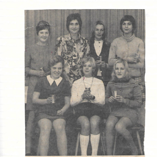 Schwarz-weiß-Zeitungsausschnitt von 1969 mit dem Faustball-Team des SV Grün-Weiß Bannetze, Deutscher Meister, sieben Frauen in zwei Reihen.