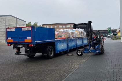Aktion zu Gunsten der Flutopferhilfe LKW mit Sachspenden wird mit einem Gabelstapler entladen im Verteilungslager in Stollberg