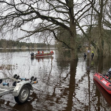 Winser DLRG-Ortsgruppe im Einsatz gegen das Hochwasser DLRG-Boot wird für Einsatz in überschwemmter Landschaft vorbereitet.