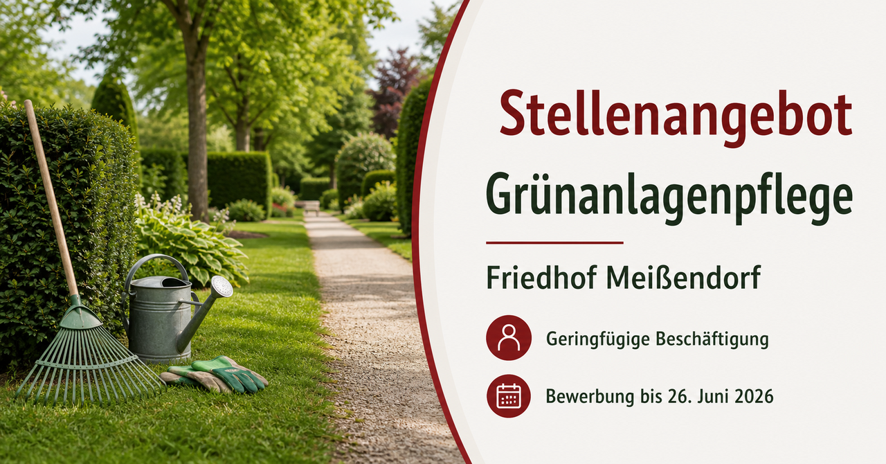 Gepflegter Friedhofsweg mit Rasen, Hecken und Gartenwerkzeug. Symbol für Grünanlagenpflege und Jobangebot.