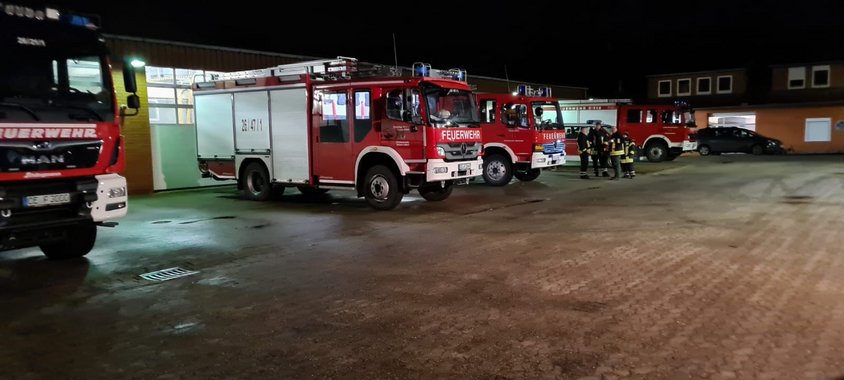 Fahrzeuge in Bereitstellung am Feuerwehrhaus Winsen (Aller)