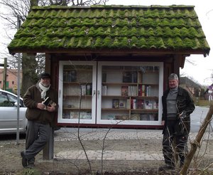 Bernd Harding (v.l.) mit Manfred Töpfer, der die Idee voran brachte und den ausrangierten Hängeschrank liebevoll als „Bücherschapp“ restauriert hat. Bernd Harding (v.l.) mit Manfred Töpfer, der die Idee voran brachte und den ausrangierten Hängeschrank liebevoll als „Bücherschapp“ restauriert hat.