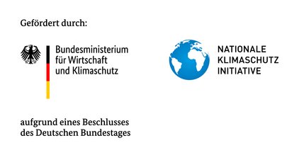 Logo des BMWK und der NKI: Bundesadler, Text „Bundesministerium für Wirtschaft und Klimaschutz“, daneben ein blauer Globus mit „Nationale Klimaschutzinitiative“. Text: „aufgrund eines Beschlusses des Deutschen Bundestages“.