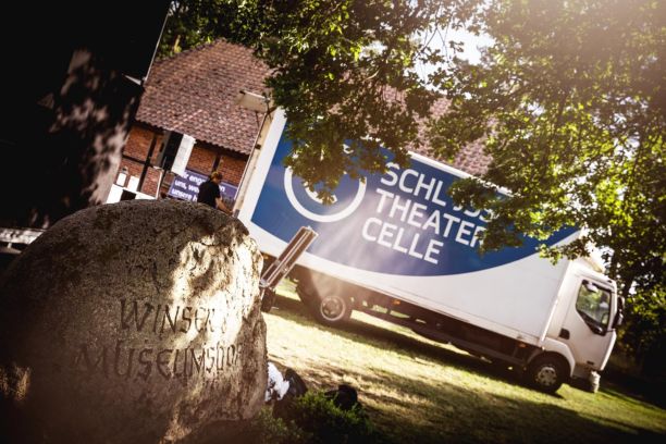 Der Wagen vom Schlosstheater Celle steht auf dem Museumshof