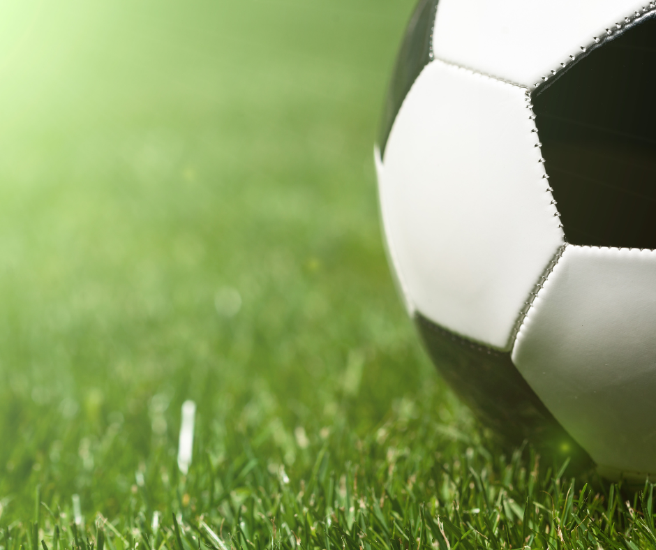 Fußball auf grünem Rasen