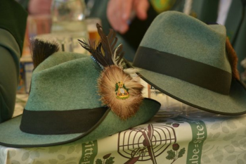 Schützenfest Zwei traditionelle deutsche Filzhüte mit Federschmuck auf einem Tisch.