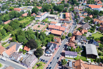 Luftaufnahme von Winsen (Aller) mit Häusern und Straßen.