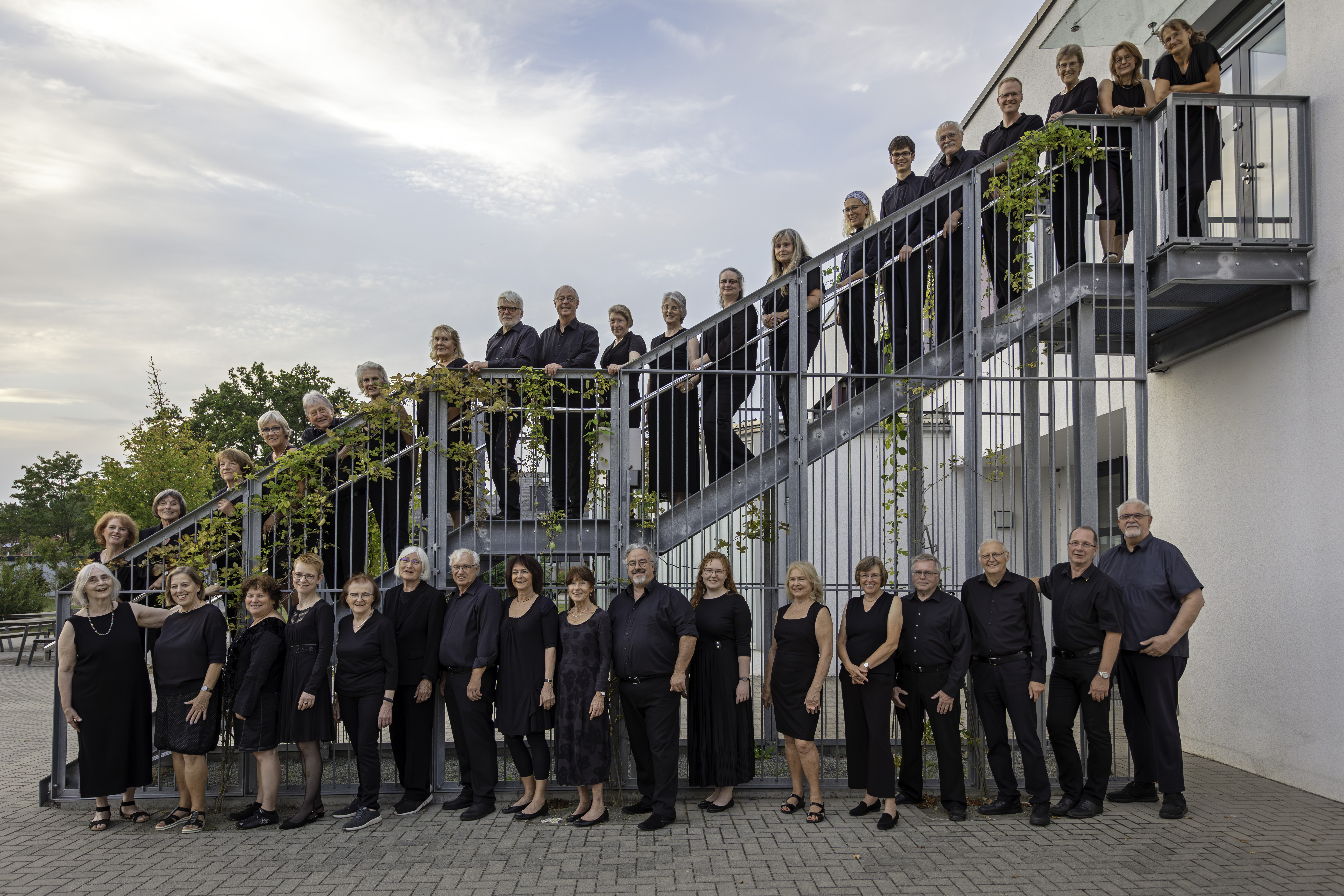 Chor steht vor und auf einer Treppe