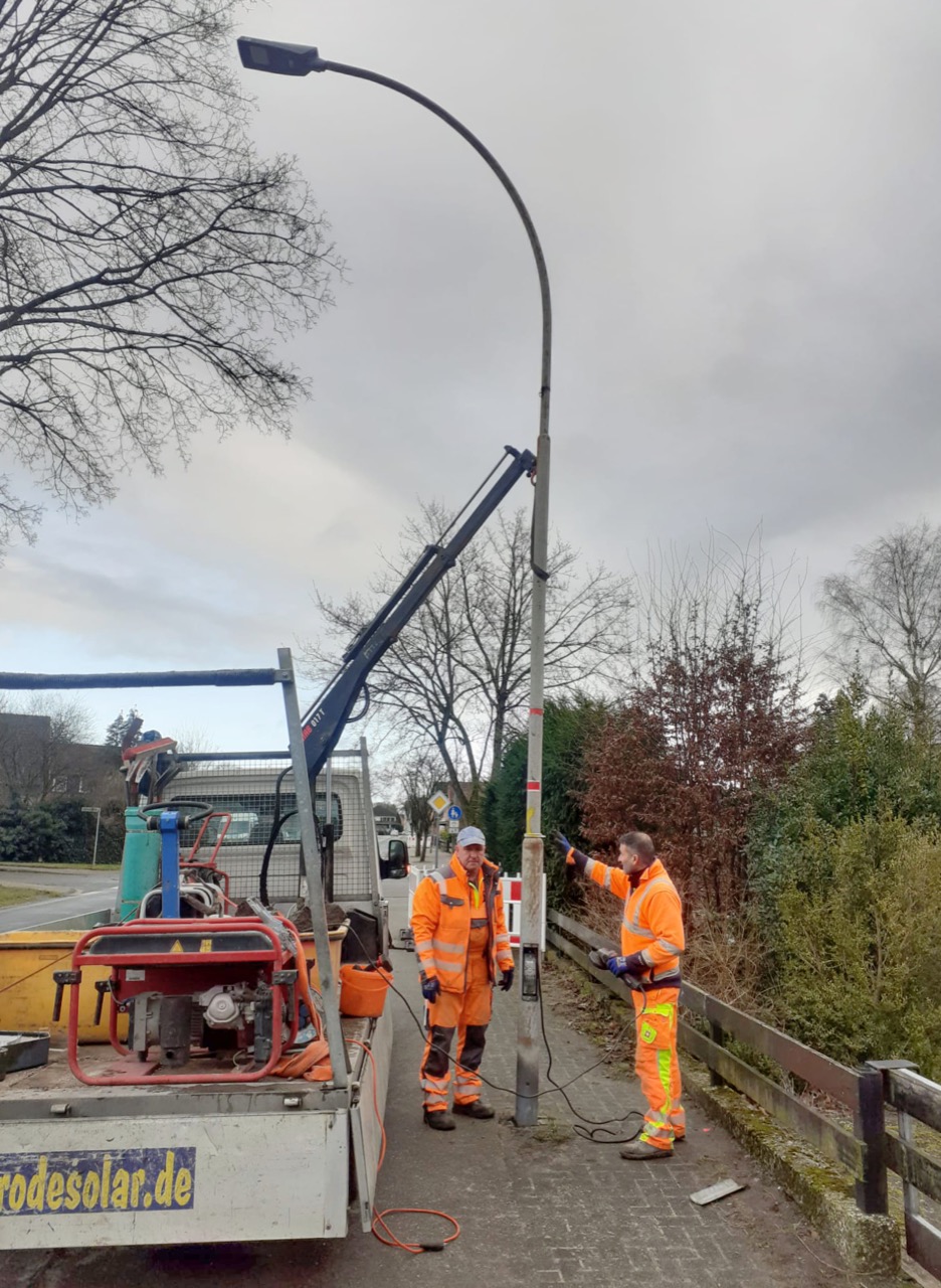Energieeinsparung und Klimaschutz in der Gemeinde Winsen (Aller) Arbeiter an einer Laterne