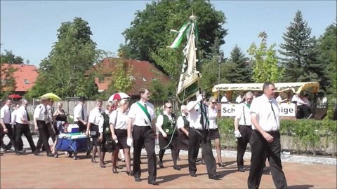 Empfang der Schützenvereine aus den Ortsteilen auf dem Marktplatz - Festumzug zum Festzelt